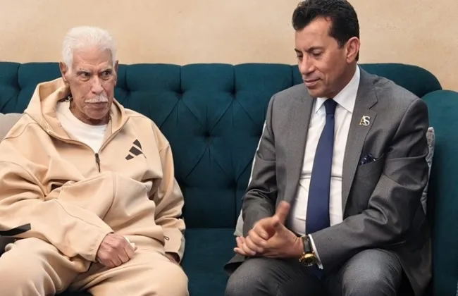 وزير الرياضة وحسن شحاتة يُحفز لاعبى منتخب مصر قبل مباراة السنغال