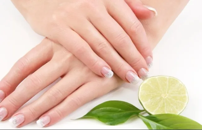 من مطبخك.. مكون بسيط يقوي الأظافر ويعزز نموها طبيعيًا