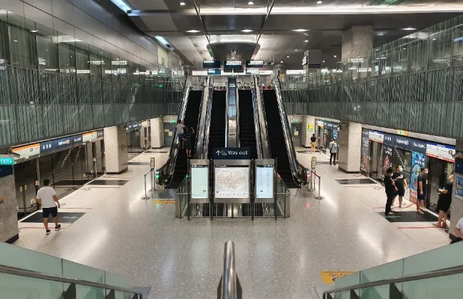 تغطية مرايا ممر محطة مترو في سنغافورة بعد شكاوى الازدحام بسبب فرق الرقص