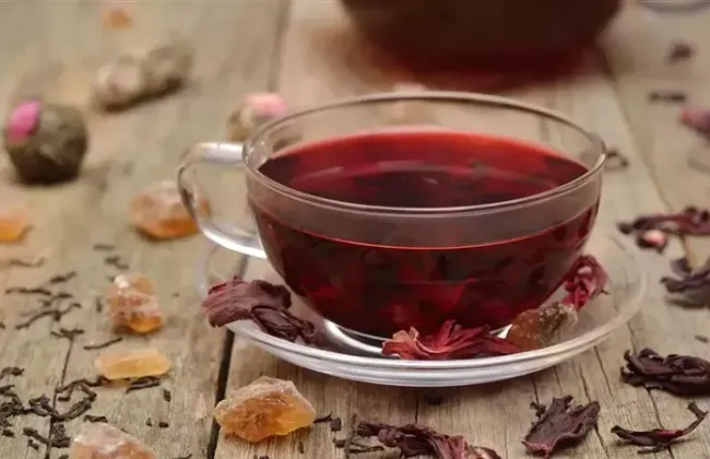 فوائد تناول الكركديه الساخن يوميًا