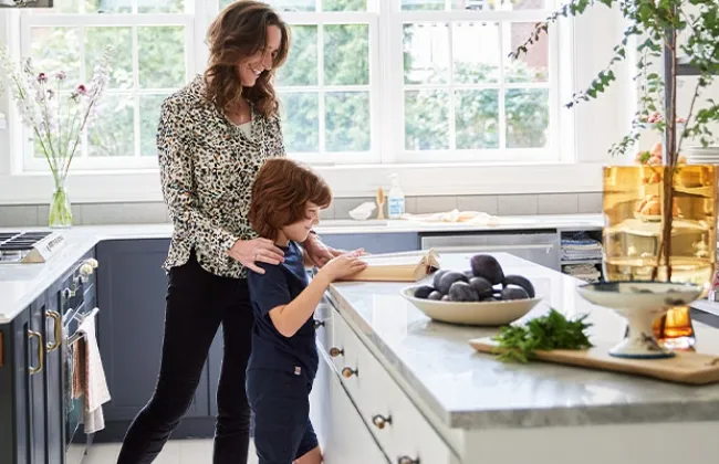 المطابخ الألوميتال رجعت موضة في 2026.. 4 ألوان تريندي ممكن تنفذيها