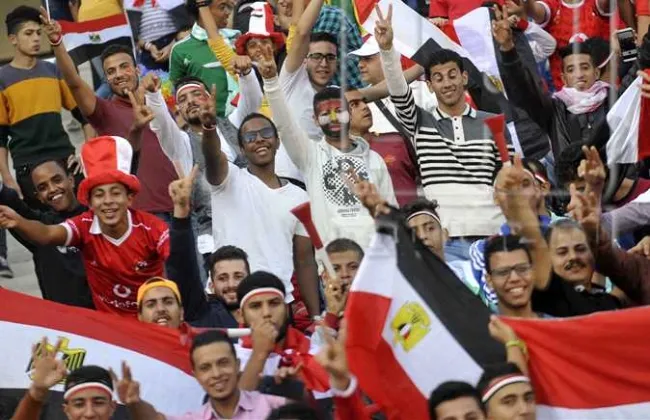 الجماهير المصرية تتابع مباراة مصر وبلجيكا بمقر الأهلى بالجزيرة