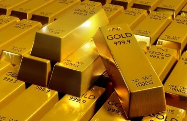 الذهب يفقد بريقه عالميا تحت ضغط الدولار الأمريكي ورسائل الفيدرالي المتشددة