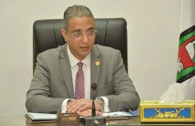محافظ الجيزة يستبعد نائب رئيس مركز أوسيم لقطاع النظافة ويحيل قيادات للتحقيق بسبب القصور