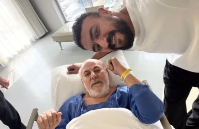 نقل والد أحمد العوضي للمستشفى لتعرضه لوعكة صحية.. والنجم: والدي وحش الوحوش