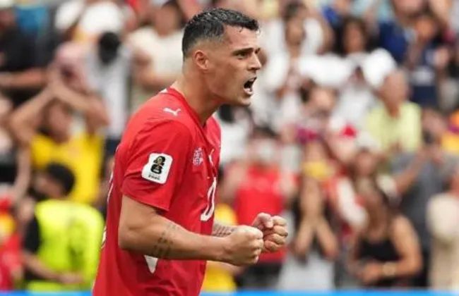 التحقيق مع تشاكا قائد منتخب سويسرا بتهمة تزوير شهادة تطعيم ضد كورونا