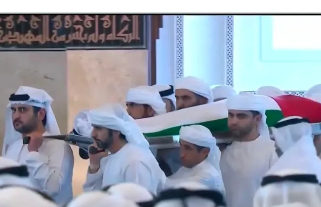 محمد بن راشد وحكام الإمارات يؤدون صلاة الجنازة على جثمان الشيخ أحمد
