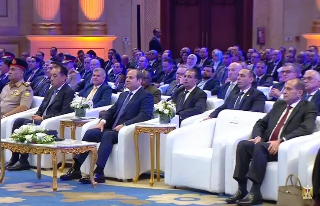 الرئيس السيسى يؤكد التزام الدولة بإنجاح استثمارات الشركات ورجال الأعمال بكافة المجالات