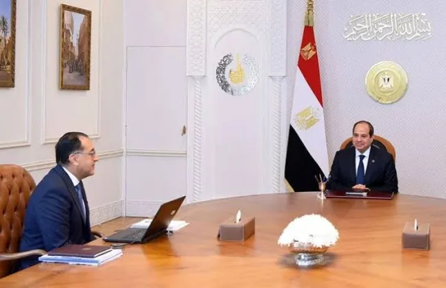 الرئيس السيسى يطالب وعاظ الأوقاف والقساوسة بنشر الوعى حول خطورة هدم الدولة