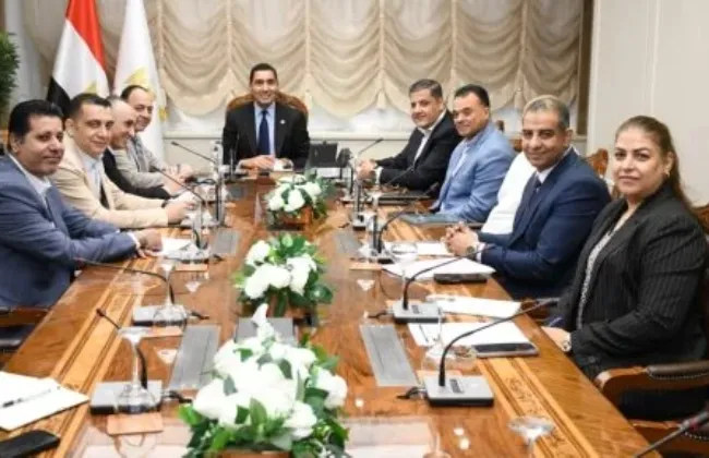 وزير الرياضة يعقد اجتماعًا عبر الفيديو كونفرانس مع مديري المديريات بالمحافظات
