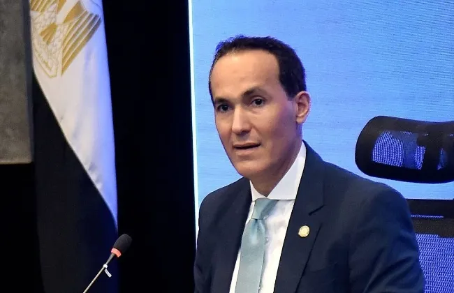 رئيس هيئة الاستثمار يبحث مع مسئولي عدد من الجهات فرص التعاون